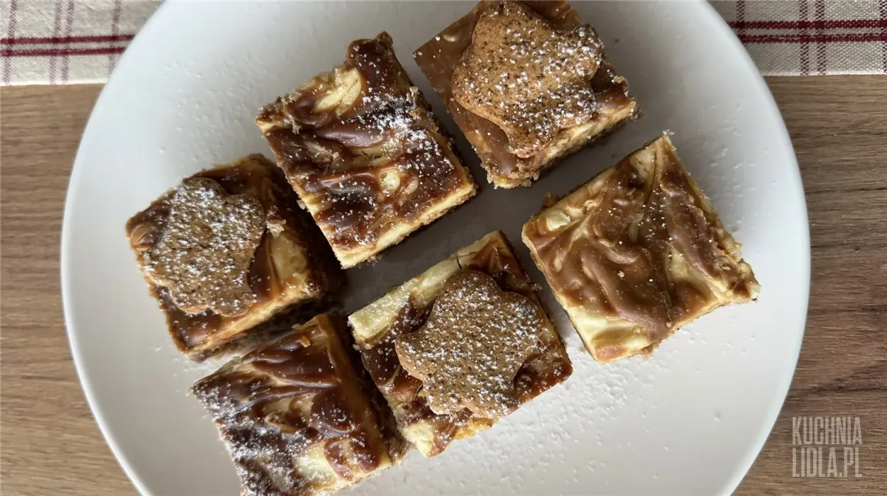 Piernikowe ciasto z kremem ciasteczkowym